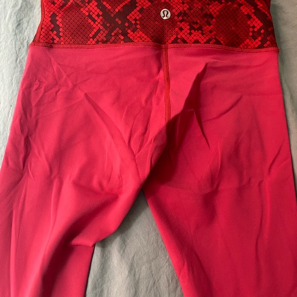 Lululemon reversible red with snake print detail - Picture 1 of 3